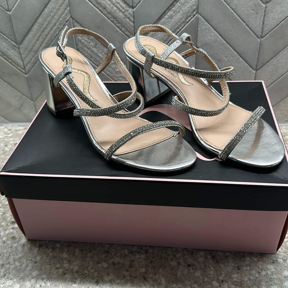Nina silver size 6 dress shoes